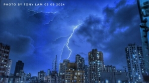 家裡窗前手持手機拍攝閃電 2024