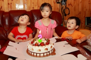 小朋友吃.吃.吃