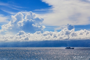 雲與海之間航行