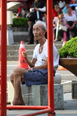 景觀窗的年輕人