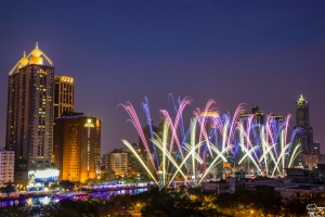 2014高雄燈會煙火(2/1 港都彩霞，愛河長流)