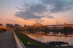 夕照。彩虹橋