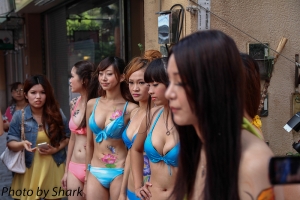 社區活動比基尼辣妹