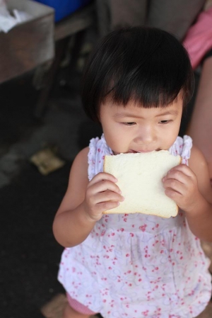 小妹妹吃早餐