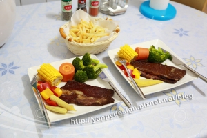 今天的晚餐~自己氣炸牛排跟薯條~