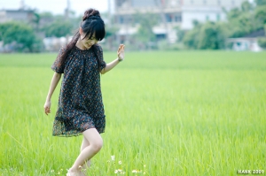Lesley / Walking through the field 走過田野