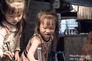 兩姊妹在赤客炭火燒肉 2013-04-21拍