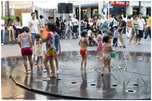 戏水的小孩