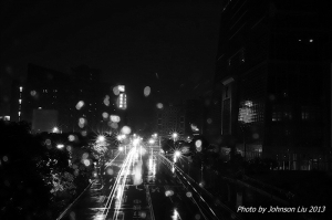 黑白看 雨中的台北