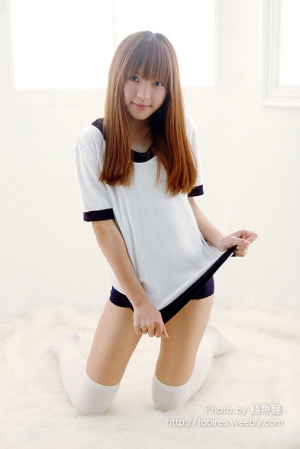 穿著學校泳裝去游泳 - 糖糖