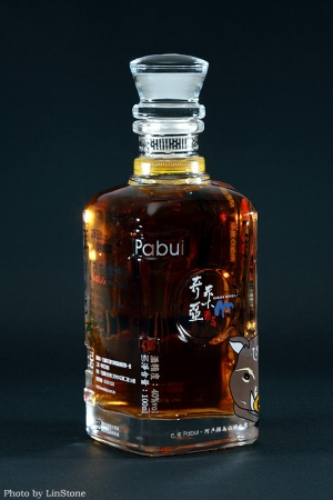 拿〈百微〉拍〈巴布Pabui〉〈警語：飲酒過量，有礙健康〉