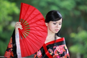 和服,紅扇及小桃