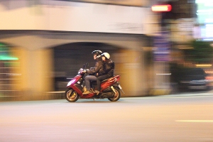 [Lily踢兔i] 台南市民生綠園夜間追焦-有疑問