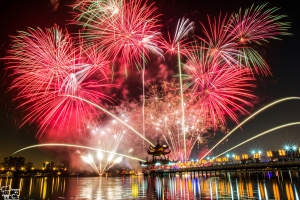 煙花十月灑蓮潭