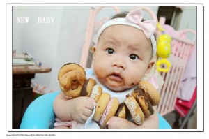 小妹4個月了.她的mister donut 收延趴..吃到滿嘴