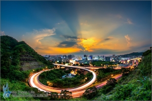 新店交流道．雲隙光＆車軌