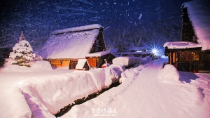 日本【冬天合掌村點燈】雪紛飛。水映夜!!!