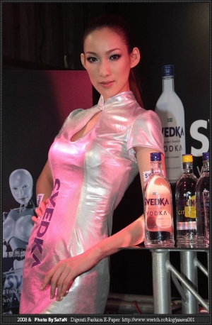 凱渥名模 化身性感酒保 為頂級烈酒 熱辣加溫