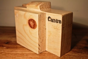 獨一無二的Canon木製相機