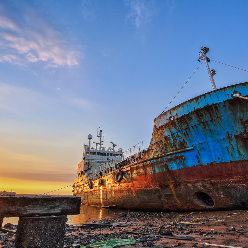 竹圍漁港。日落中的廢棄大船