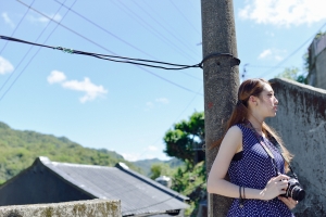 米娜 - 貓。陽光。少女