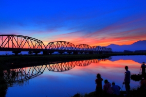 高屏舊鐵橋日出