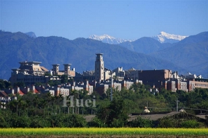 台灣唯一雪冠玉山(如詩畫般學校)