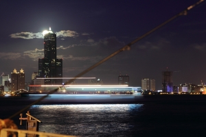 85大樓力拼滿月娘（一張）