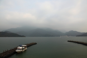 初拍日月潭--by  Riken