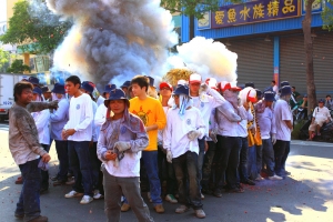 高雄元帝廟遶境之虎爺吃炮