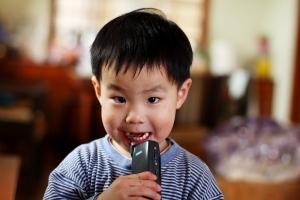 小孩竟然在啃手機?  難道素真的餓昏了...