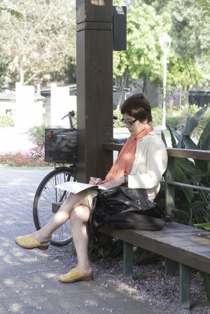 素描紫藤的女子