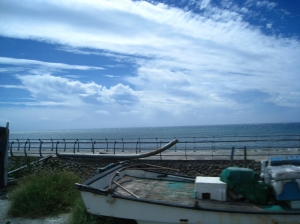 颱風天的台東海岸,藍天白雲藍海