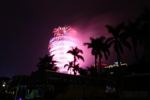 2013新年快樂~ 第一次拍煙火~~~好好玩!!!!!!!!