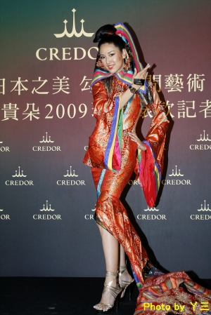 劉乙瑮背部全裸▲CREDOR琺瑯錶▼