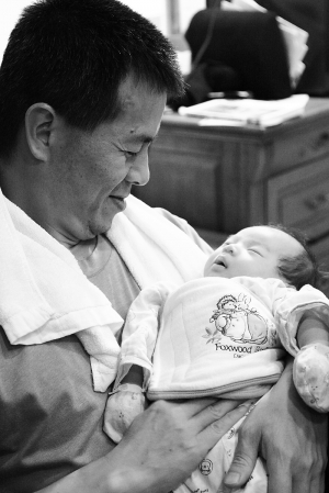 祖孫情---年輕阿公的喜悅