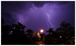 刑務所演武場上空ㄉ一場雷電秀(WMV)