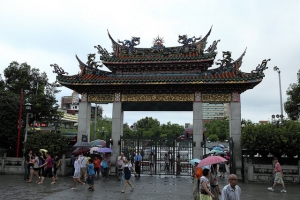 細雨下的信仰- 萬華龍山寺
