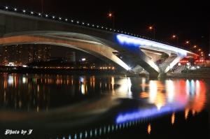 碧潭夜景 by 18-55 is