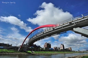 陽光下的彩虹橋