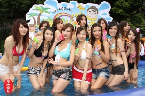 ▲2011紗帽山嬉水節▼比基尼美眉玩水