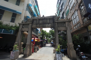 台南 府中街閒晃 泮宮石坊&台灣黑輪