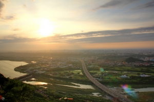 鳶山餘暉映雲彩