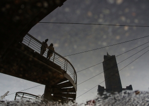 柏油路的水中倒影