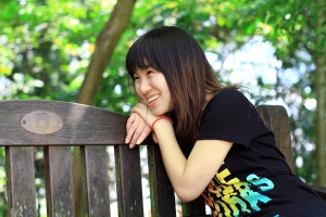 Smiling girl.. 泡泡乐~