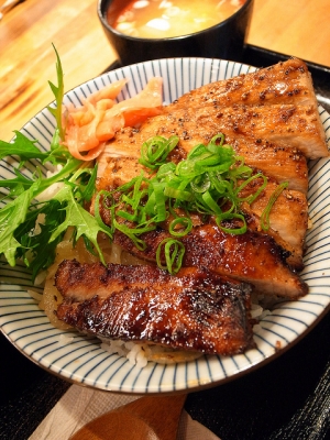 大口吃肉。燒丼