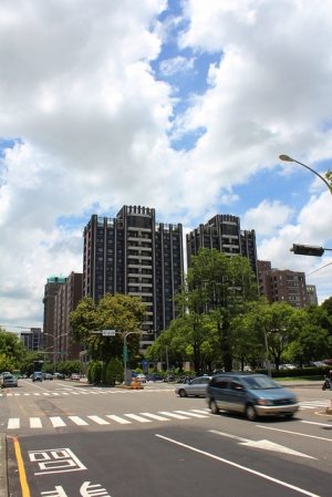 台中美術館前道路與建築物的拍攝