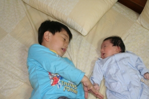 兩兄弟的第一次合照