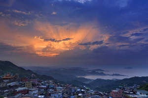 照耀九份山城-雲隙光噴了!