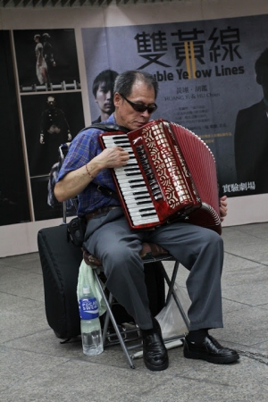 街頭藝人 - 帶著墨鏡的手風琴樂師